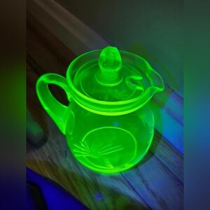 CAMBRIDGE? GREEN GLASS ETCHED SYRUP PITCHER WITH LID "MINT" URANIUM "GLOWS"